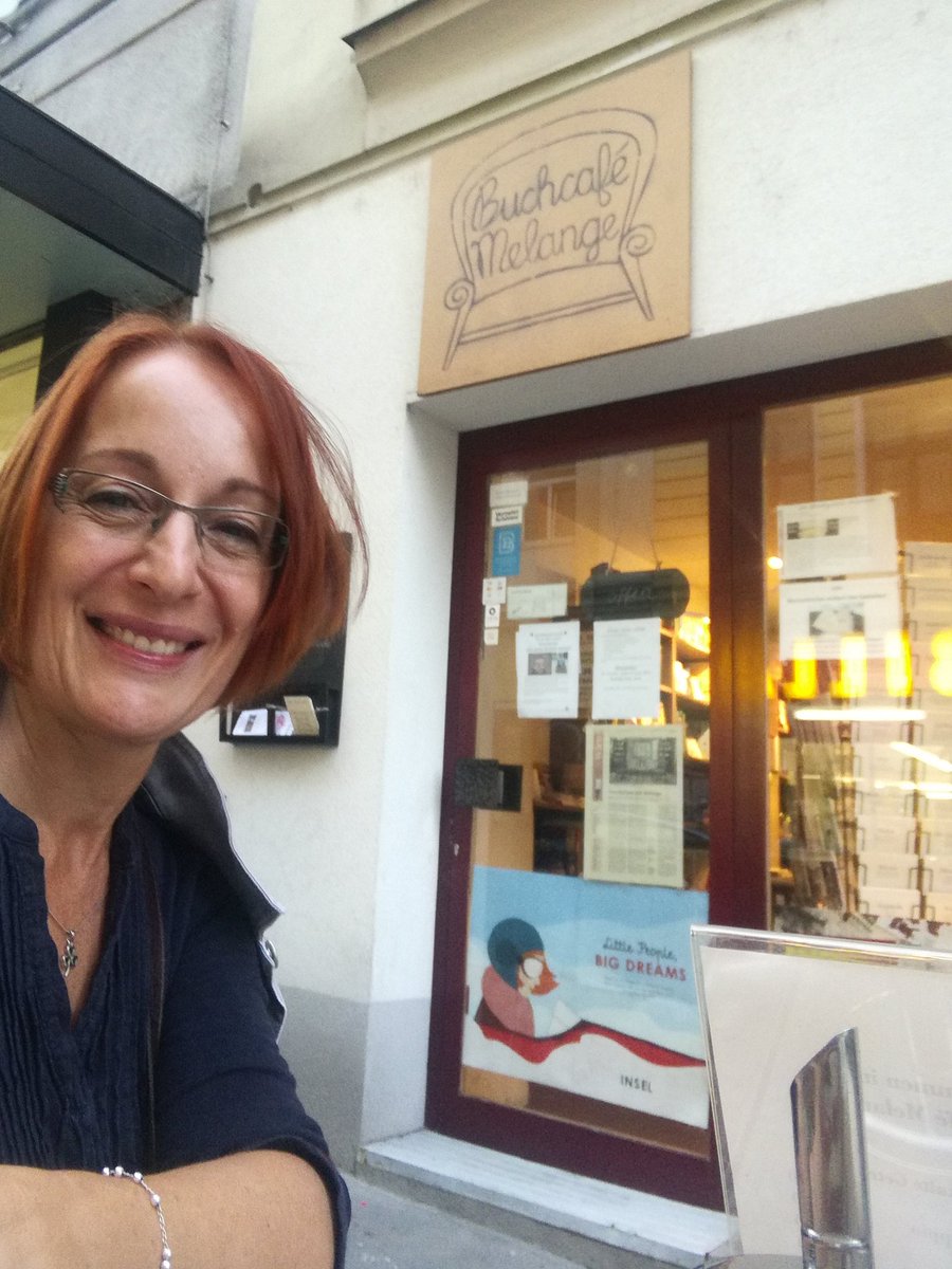 ChNeumeyer's tweet photo. Heute bin ich bei einer #Lesung im #BuchcafeMelange. Gute Nacht 🙂😚 #autorinnenleben #wienliebe https://t.co/lkxwPYbydq