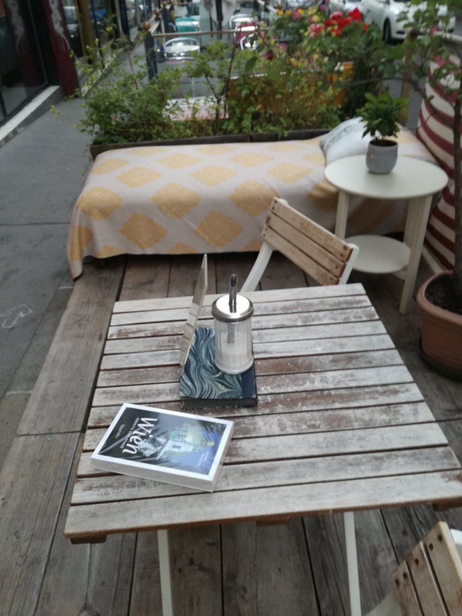 ChNeumeyer's tweet photo. Heute bin ich bei einer #Lesung im #BuchcafeMelange. Gute Nacht 🙂😚 #autorinnenleben #wienliebe https://t.co/lkxwPYbydq