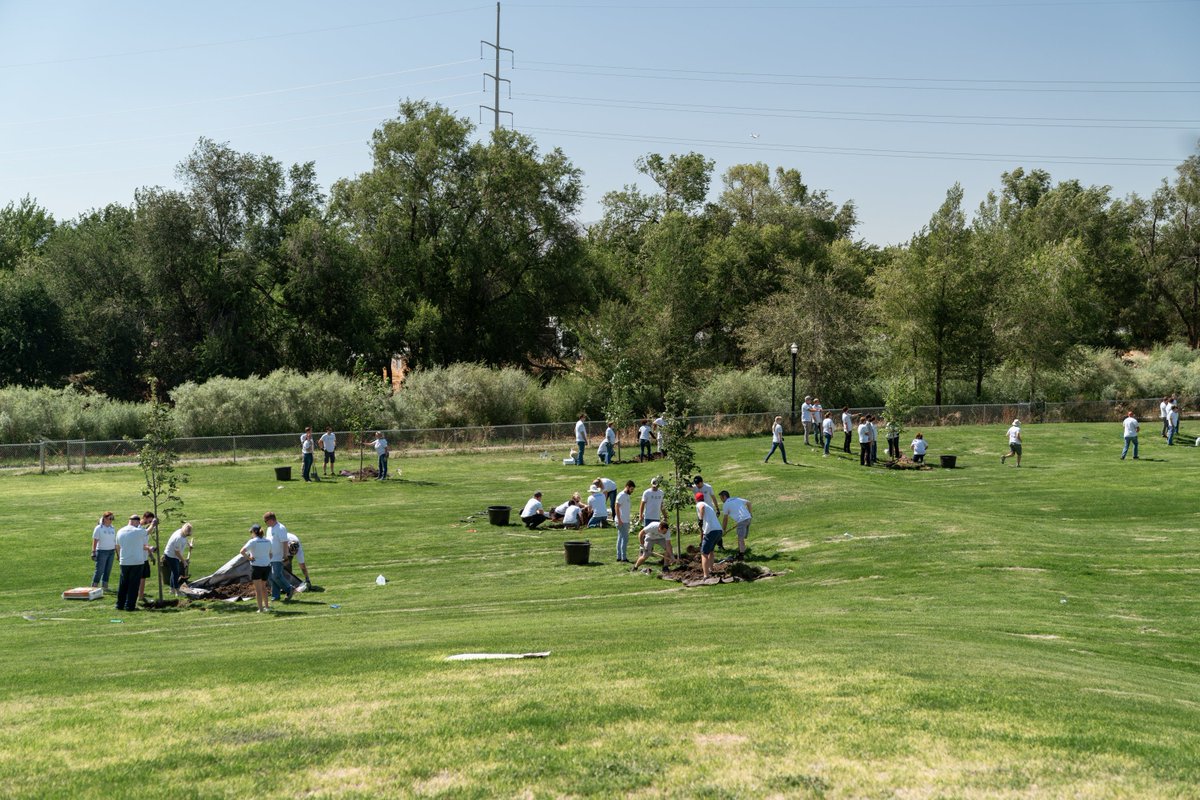 extraspace's tweet image. Yesterday, 100 volunteers from our company worked with @arborday and @treeutah to plant 25 trees near our HQ in Salt Lake City!

We&apos;re proud of the impact from #TeamExtraSpace on the environment and the community. 🌳

#TimeForTrees