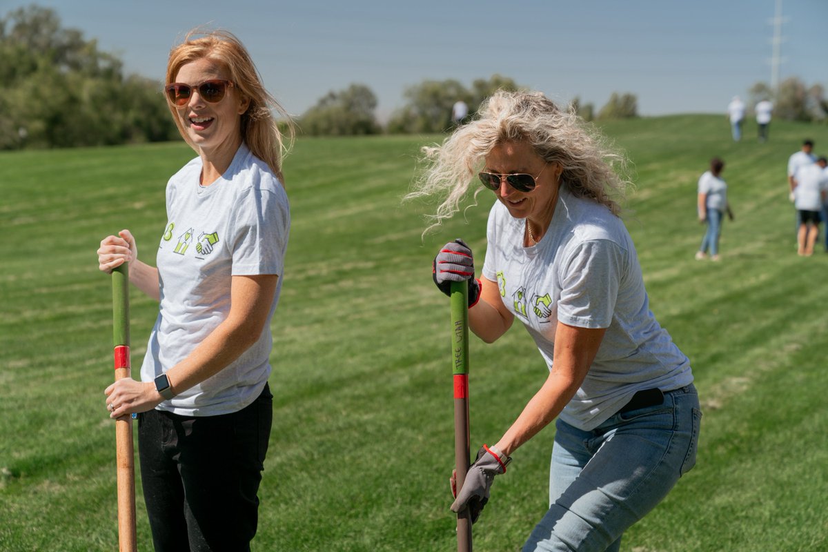 extraspace's tweet image. Yesterday, 100 volunteers from our company worked with @arborday and @treeutah to plant 25 trees near our HQ in Salt Lake City!

We&apos;re proud of the impact from #TeamExtraSpace on the environment and the community. 🌳

#TimeForTrees