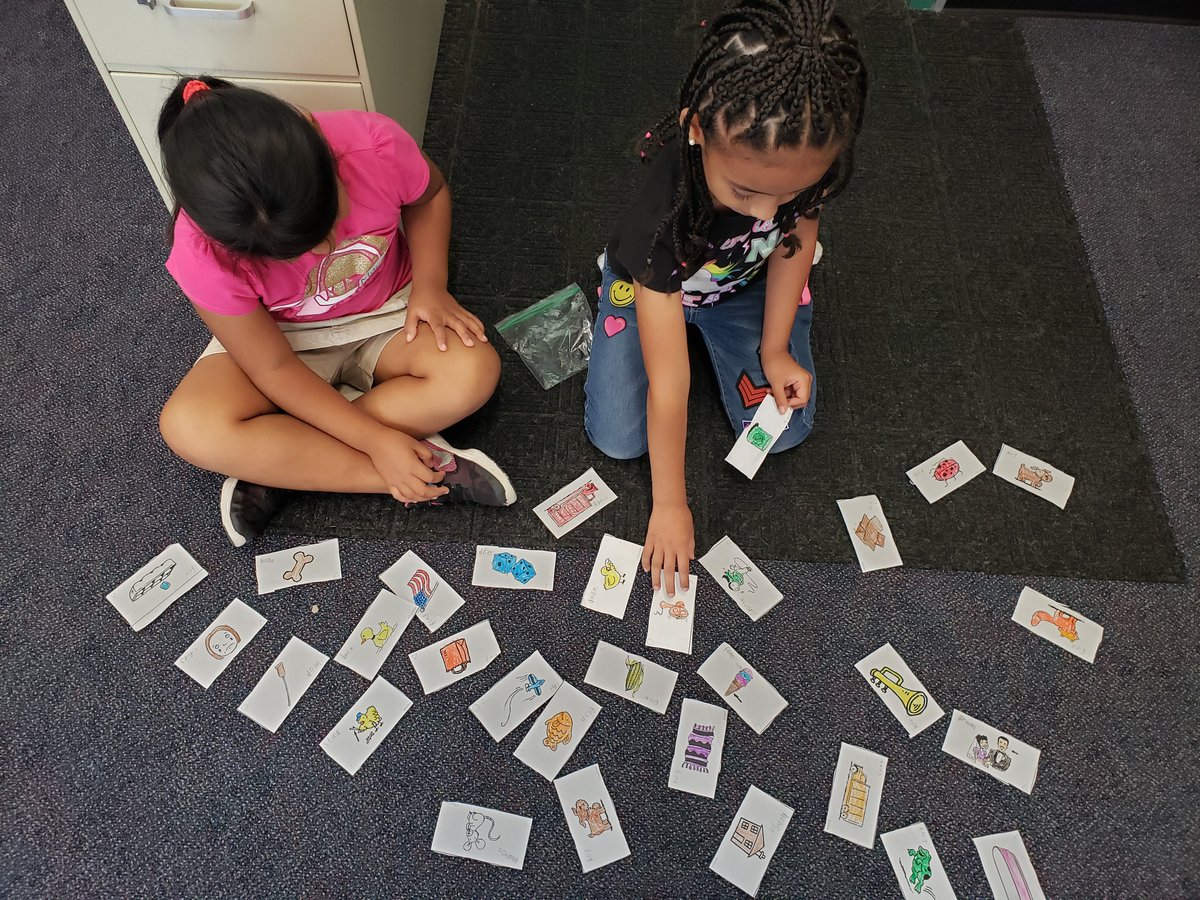 MsCruzRascals's tweet photo. 1st graders working together to match rhyming words! https://t.co/wGkaskUF9n