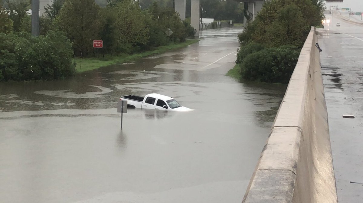 MelCorrea_HOU's tweet photo. THE WATER IS RISING ALONG 59N and the beltway! 

PIC 1 was taken at 11:28 a.m.

PIC 2 was taken at 12:07 p.m. #khou11 @RussKHOU @RekhaKHOU @SallyKHOU11 @JMooreNews @brittanyaucion https://t.co/VO9R68UwUP