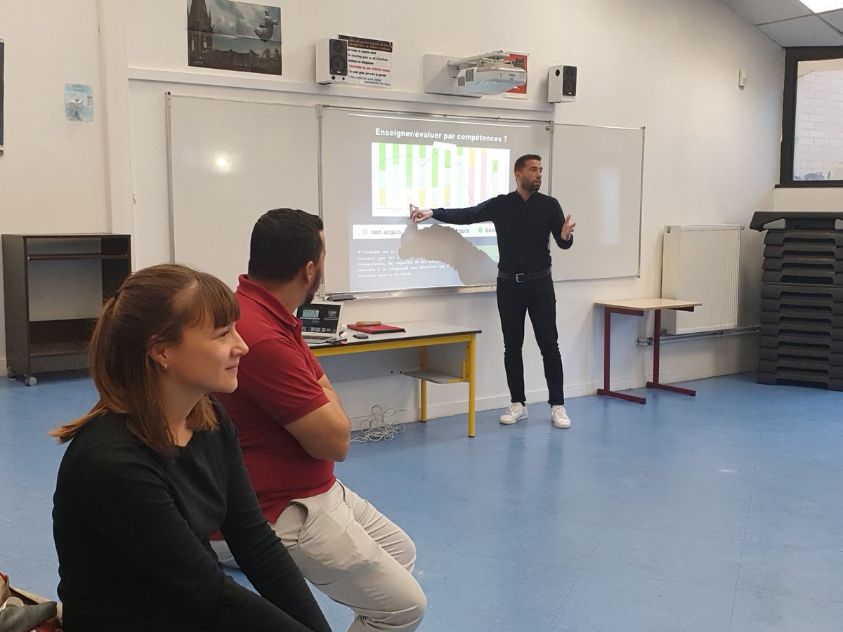 ThomasHeuze2's tweet photo. Première présentation du projet de sixième E3C auprès des parents d'élèves : un beau moment animé par les professeurs principaux et notre coordo REP @mbrqkpckje @HichemMedkour @reptriolet @DevezeAnne @AcCreteil @EPCreteil @CardieCreteil https://t.co/30Dczcfb8j