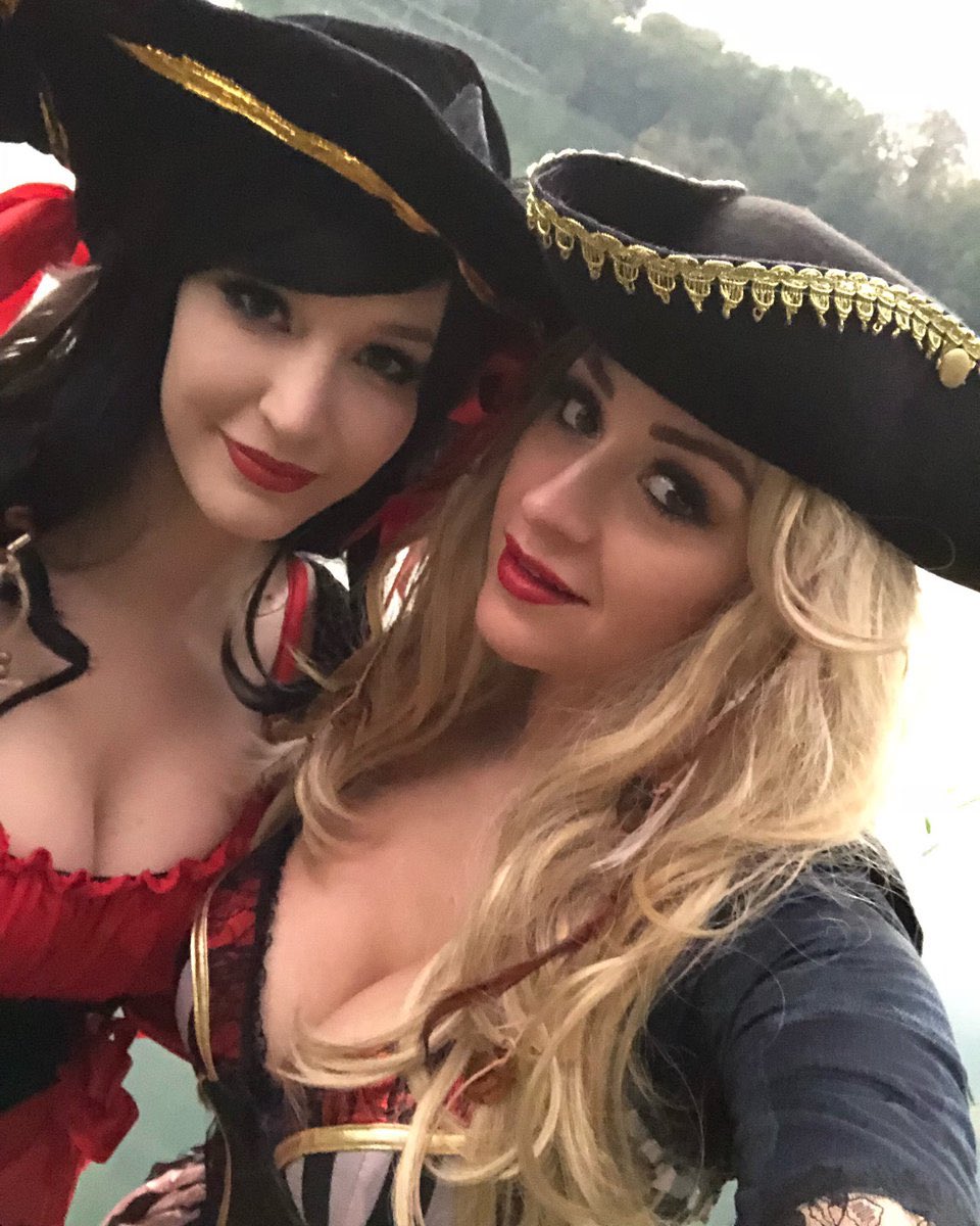 Artyfakes's tweet image. Happy #TalkLikeAPirateDay !! 🏴‍☠️

My pirate set with @kellyjeaaann is now up on Patreon 

patreon.com/TabithaLyons 

📸 @chewyco