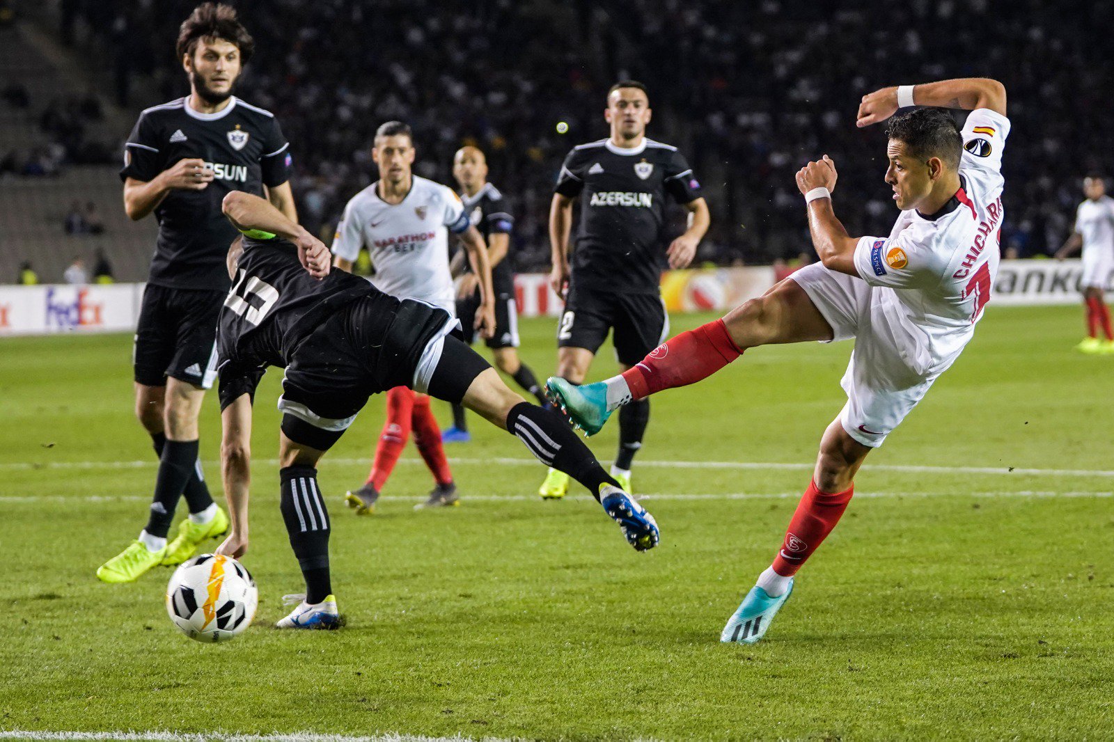 Javier 'Chicharito' Hernández marcó un golazo de tiro libre con el Sevilla