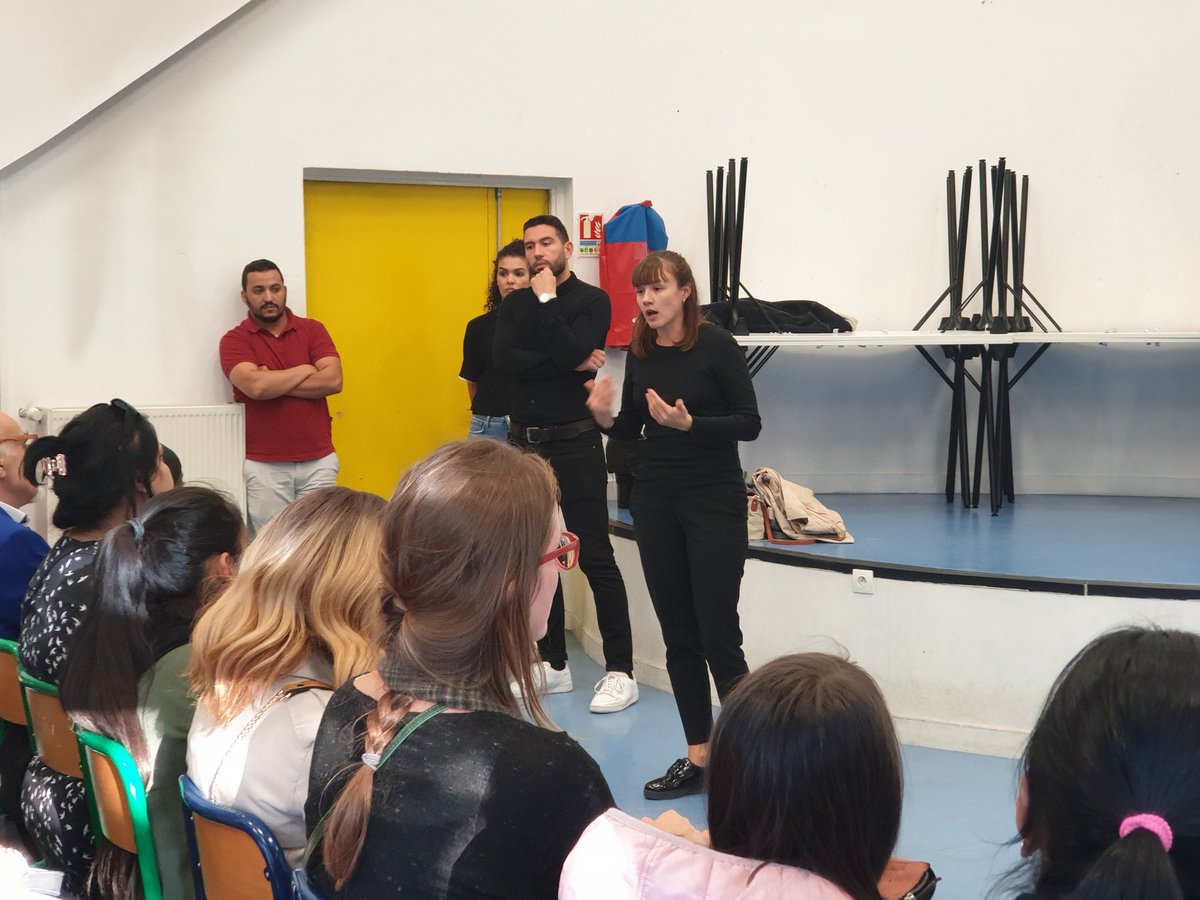 ThomasHeuze2's tweet photo. Première présentation du projet de sixième E3C auprès des parents d'élèves : un beau moment animé par les professeurs principaux et notre coordo REP @mbrqkpckje @HichemMedkour @reptriolet @DevezeAnne @AcCreteil @EPCreteil @CardieCreteil https://t.co/30Dczcfb8j