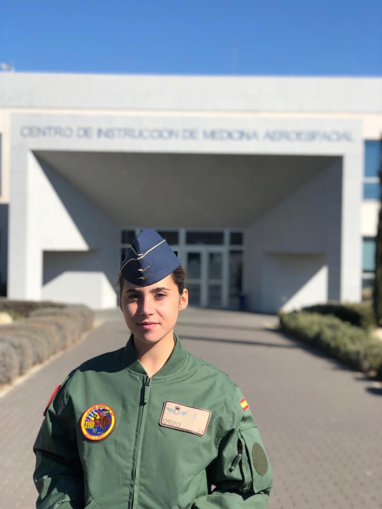 EjercitoAire's tweet photo. #Aviadores
La alférez alumna Rosa María Almirón Otero nació en #Lucena #Córdoba hace veinte años. Trás superar los dos primeros cursos en la Academia General del Aire #AGA en #SanJavier #Murcia iniciaba su formación aeronáutica con sus primeras clases de vuelo elemental. https://t.co/cKLH43bSvR