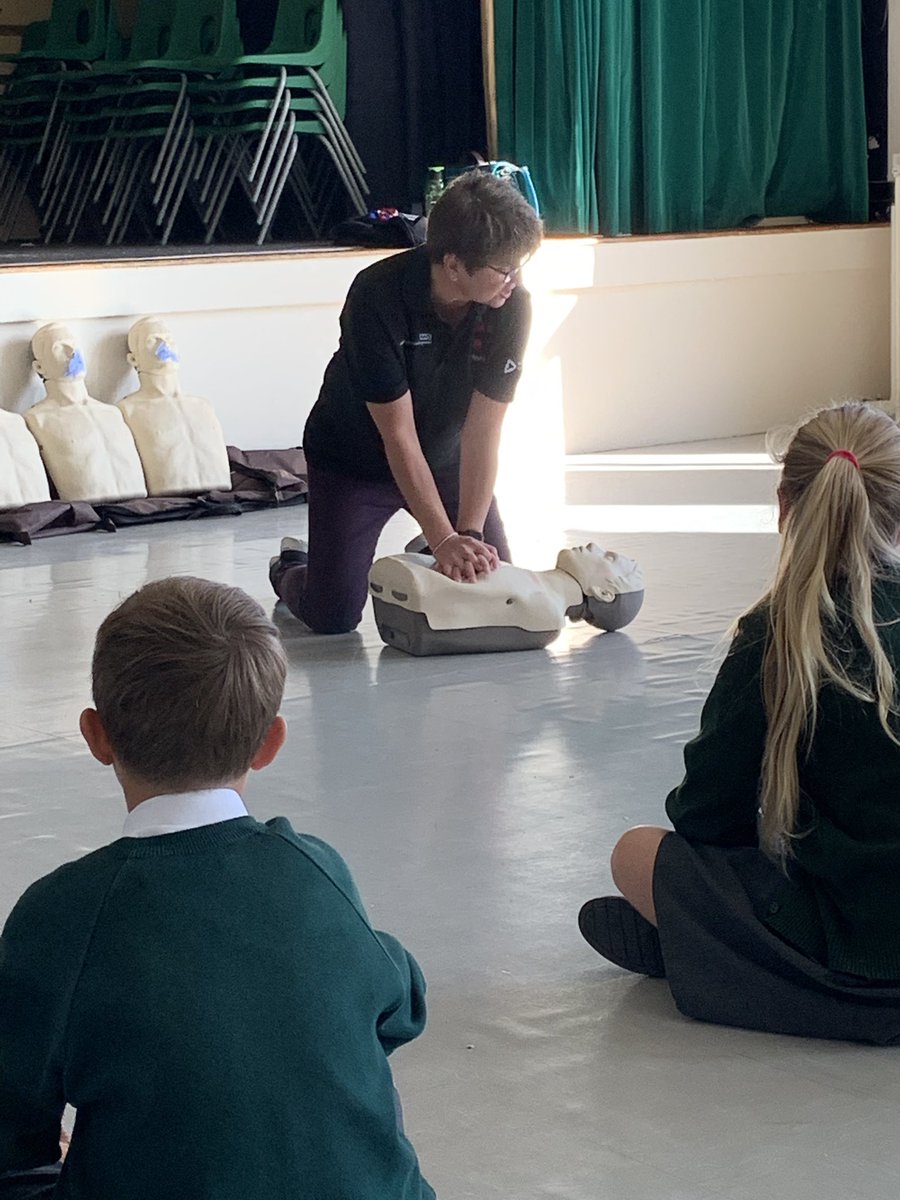 Russell_Primary's tweet image. CPR training for Year 6 today. #healthcare #helpingoneanother #lifeskill #PE