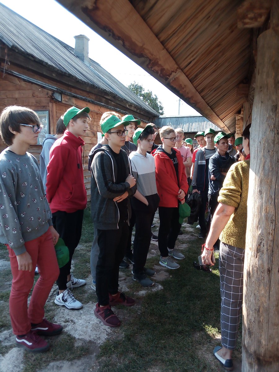 13 сентября учащиеся 10 классов, знакомясь с историей родного края, посетили музеи И.Е. Репина и А. Ширяевца. 
Впечатления остались сильными, неизгладимыми, захотелось снова туда вернутся!