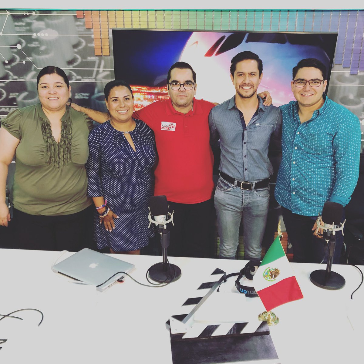 PlanDeVueloMX's tweet photo. Casa llena anoche en el miércoles de #ConsumeLocalCUU con Lilian Viveros de la obra “Yo Quiero un País”, Alexis Benavides creador del #CarrritoCUUU y Fer Villalobos quien nos invitó a sumarnos a “Ayúdame a ayudar.” https://t.co/qsnRCjuQRK