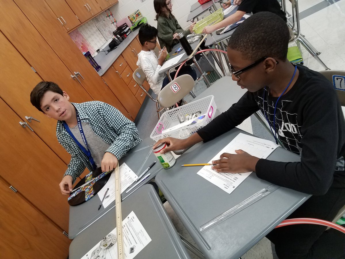 kmgierman's tweet photo. Exploring circles #geometry #NBCRMS #NBCmiddle #NBCmath #NBacademics #NBC_mathematics #circles #GandP7 #pi https://t.co/tMuOa3KZ3F