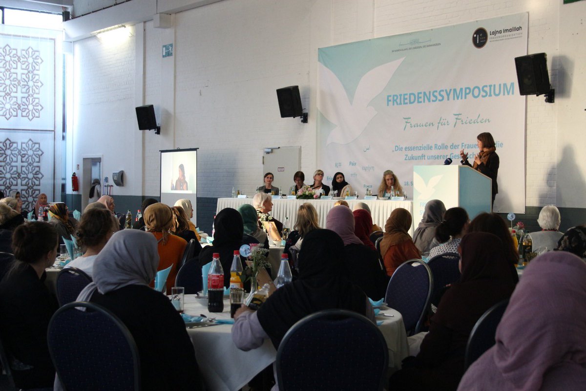 ch_buchholz's tweet photo. Friedenssymposium der #Lajna Imaillah, der Frauenorganisation der #Ahmadiyya Gemeinde. Thema „die essentielle Rolle der Frauen in der Gesellschaft“. Im Zentrum stand gemeinsames Handeln für Frieden und gegen Rassismus. Inspirierend! @kmhuebsch @lajna_de https://t.co/A3MagYWuvG