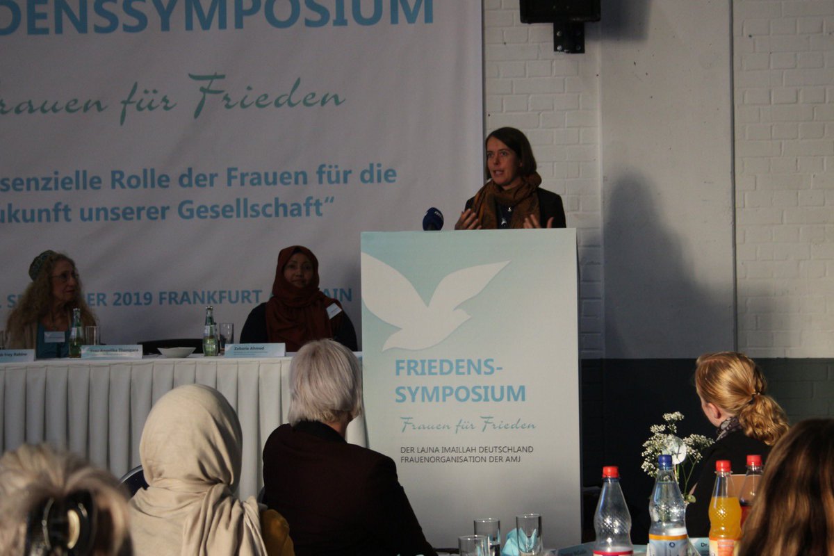 ch_buchholz's tweet photo. Friedenssymposium der #Lajna Imaillah, der Frauenorganisation der #Ahmadiyya Gemeinde. Thema „die essentielle Rolle der Frauen in der Gesellschaft“. Im Zentrum stand gemeinsames Handeln für Frieden und gegen Rassismus. Inspirierend! @kmhuebsch @lajna_de https://t.co/A3MagYWuvG