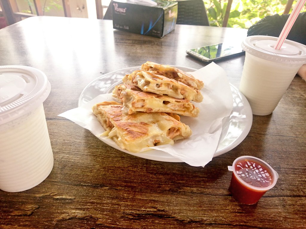 Mstrymisundstud's tweet photo. Started my day with this extra loaded CHEESE & Chicken "PARONTHAA"wd Desi Lassi while enjoying Thaandi Mastaani Hawaaa somewhere @ 'illaqa e ghair'
Freshly baked Hand made butter and chocolates cookies were cherry on top🤞🏻
Got myself another one: actually for Ammaa #TeamPARATHA https://t.co/upSa1teobQ