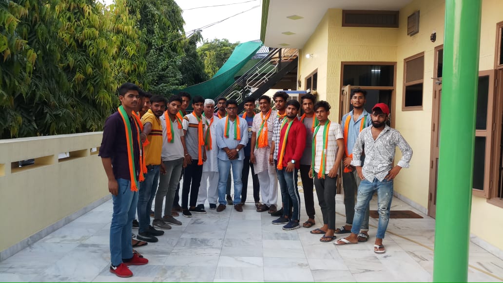 आज PLA148में नलवा हल्के के युवाओं ने भाजपा का दामन थाम कर वर्तमान सरकार की कार्यशैली पर संतुष्टी की मुहर लगाई है और विरोधियों को कड़ा संदेश दिया कि युवा जागरुक है और भाजपा के साथ है। इस मौके पर सुभाष कोहाड़, मनोज मय्यड़, होशियार सिंह चौधरीवास मौजूद रहे।<a href="/mlkhattar/">Manohar Lal</a> #goodgovernance