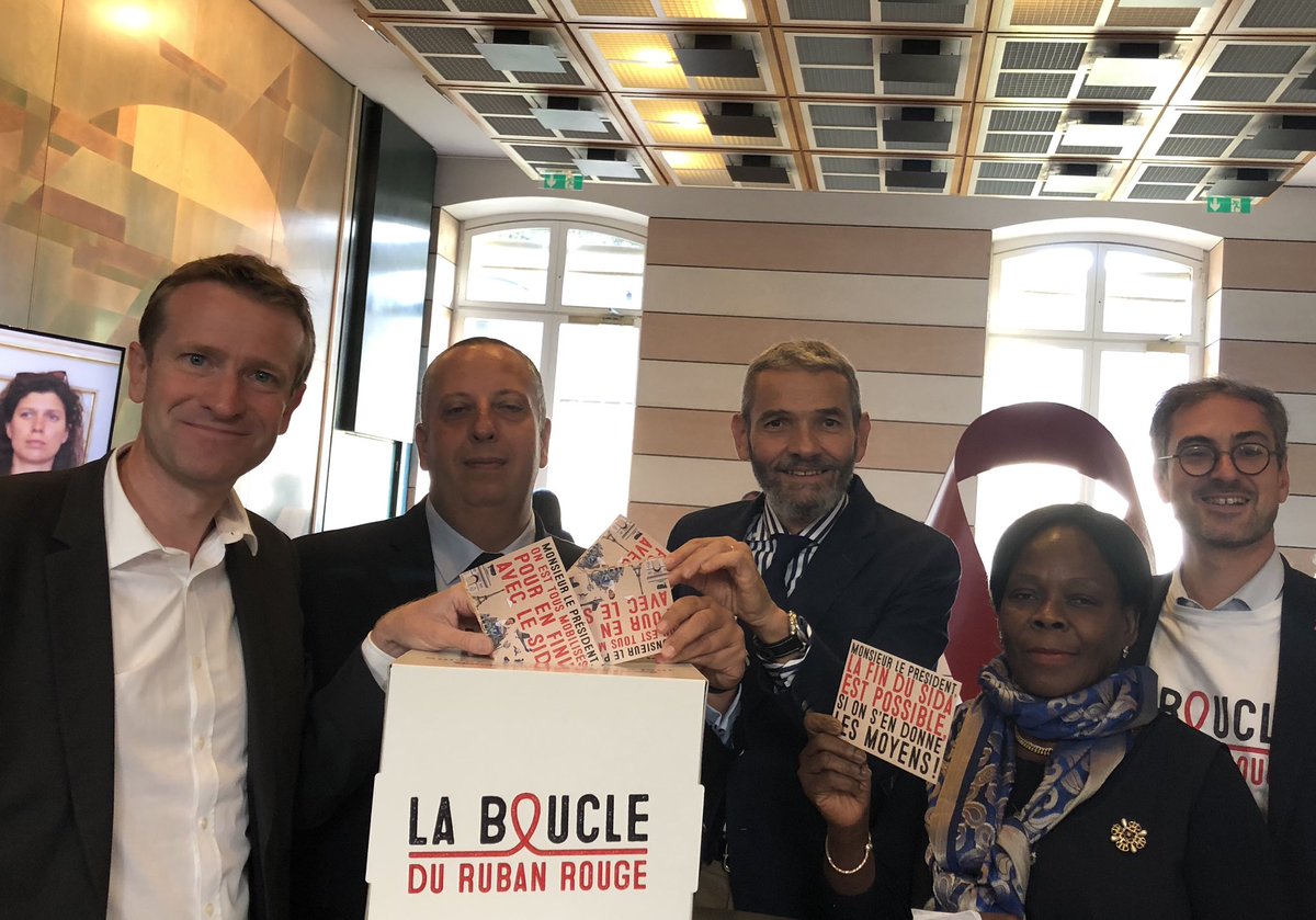 jfvigier's tweet photo. Avec Les élus régionaux je signe un courrier à @EmmanuelMacron pour que la France augmente sa participation au #fondmondialdeluttecontrelesida #laboucledurubanrouge #commepromispresident https://t.co/uwTbxUb80h