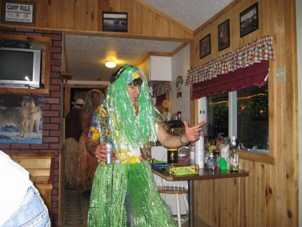 EricoTheriault's tweet image. Back in 2001 I was young and ignorant and went to a Hawaiian Night party....where I wore the traditional grass skirt, the traditional Hawaiian shirt and a C-Cup Coconut bra....for that I sincerely apologize...
🌺 🌴 🥥 🏄 
#cdnpoli  
#Trudeau
#HawaiianNight
