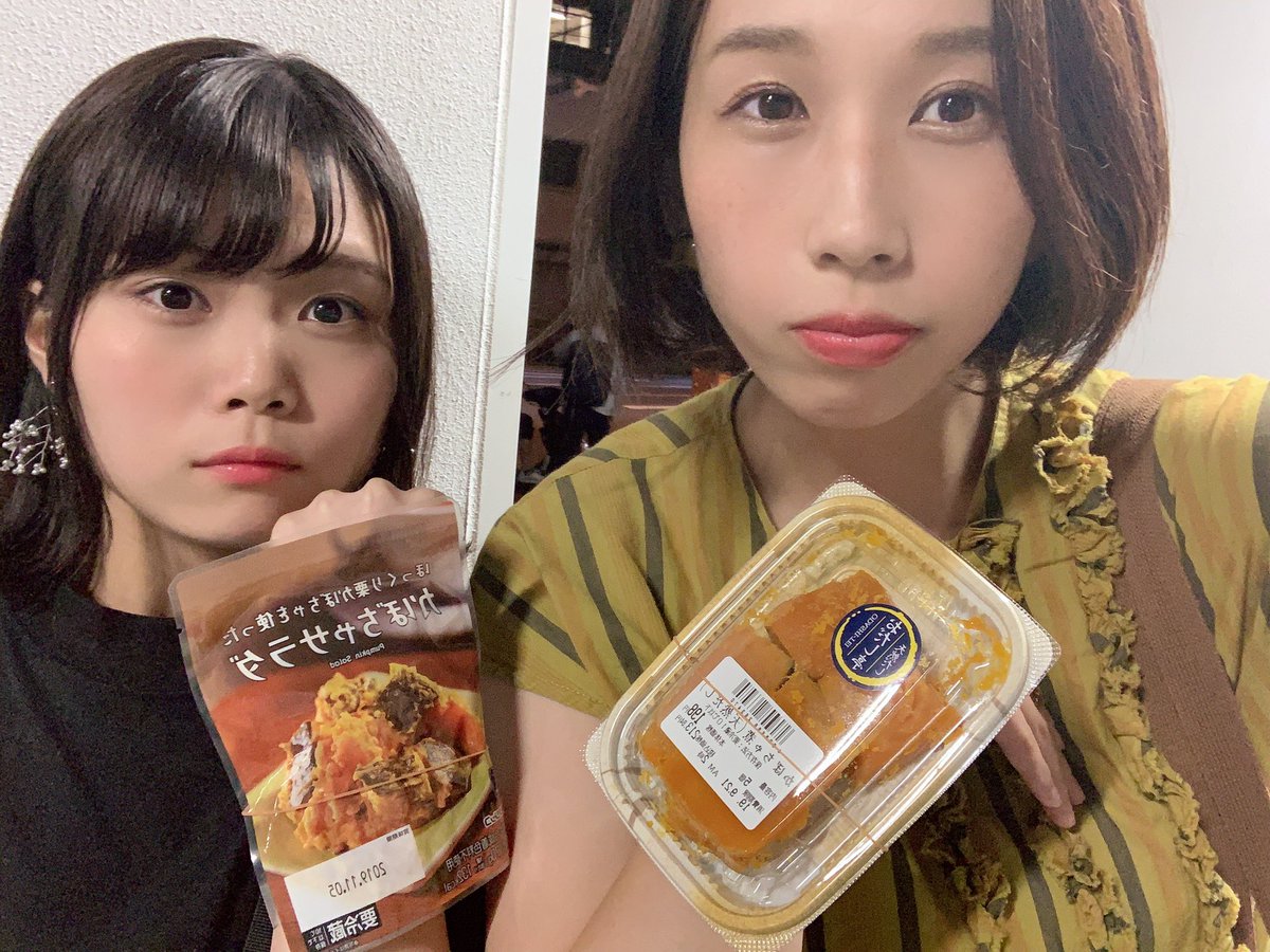 nashigorendesu's tweet photo. 仲良しの洒犖と@ 810のライブを
しょぱんと松竹がみにいったよ🎃

【ハロウィングッズで100円オフ！】

可愛いグッズを何も持ってないので
急いで買ったかぼちゃの食べ物を
輪ゴムで身につけたけど

受付の人全然知らない人で
恥ずかしくて100円オフならずでした

素敵なライブだったからまあいいや🌟 https://t.co/nufICZ0Za5