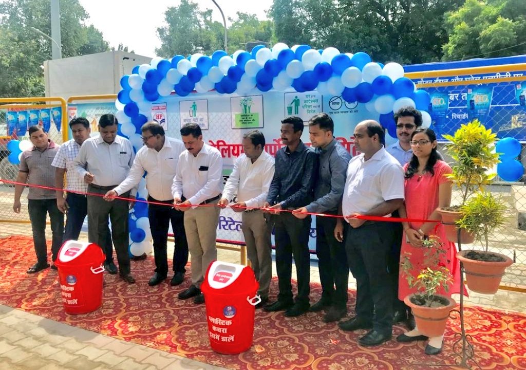 HPCL's tweet photo. CGM~NCZ, Sh Sanjay Malhotra inaugurated stop #SingleUsePlastic campaign at M/s. Chandra  Automobiles, Gorakhpur UP #HPCL
#SwachhtaHiSeva #SayNoToPlastic 
@PetroleumMin @pcraindia @jsm_MOPNG https://t.co/VuEzs33qsQ