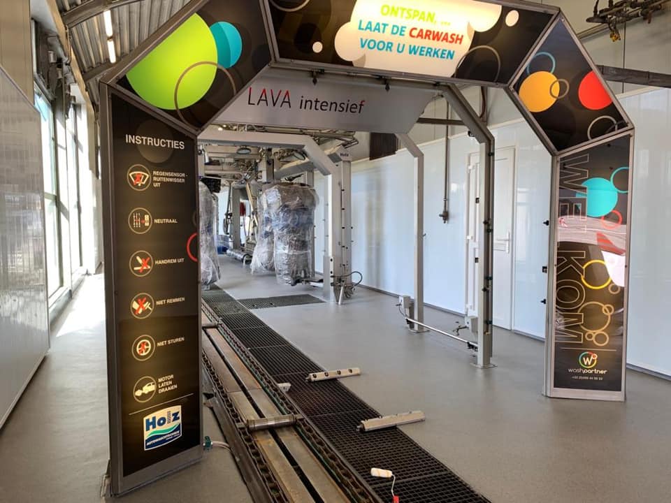 Dankzij de wandpanelen van Cleanpanel is er een hoogwaardige en onderhoudsvriendelijke wasstraat voor Carwash De Ring gebouwd, naar volle tevredenheid van de klant. carwash-wanden.nl #carwash #wasstraat #cleanpanel #kunststof #nieuwbouw #renovatie #tankstation