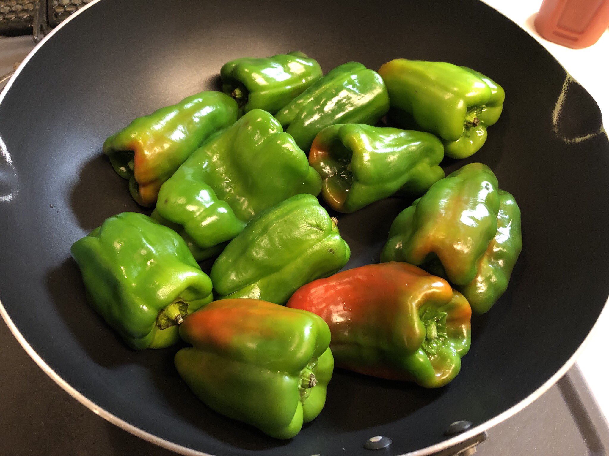 おりえ Ar Twitter ピーマンをただ丸々焼いただけ 油はサラダ油でも良いけど オリーブ油がオススメとのこと 材料はピーマン 油 醤油 鰹節だけ 蒸し焼きになって 苦味なく種ごと食べられる 弱火でじっくり焼けばヘタまで食べられる 噛むと熱気が溢れてこれは