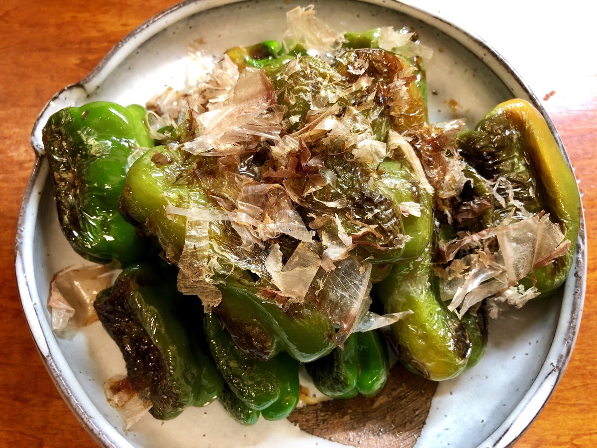 ピーマンをただ丸々焼いただけ。油はサラダ油でも良いけど、オリーブ油