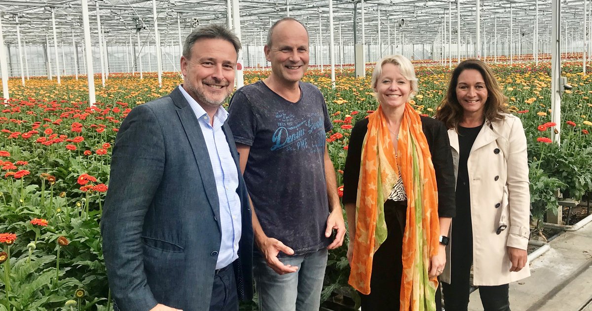 Wethouder <a href="/FloortjeGordon/">Floor Gordon</a> op bedrijventour in Noorderlegmeer Polder. Zij sprak daar met ondernemers over de groei van Amstelveen.  bit.ly/2ArGaGH #ondernemen