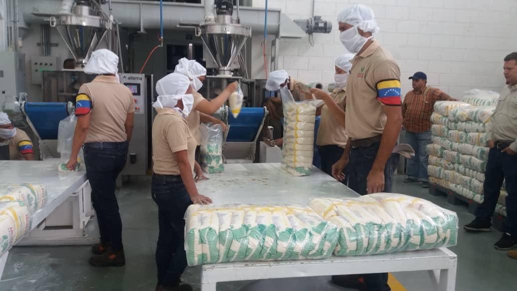 Rasta_Informa's tweet photo. ☀️¡BUENOS DÍAS FELIZ JUEVES!

🇻🇪#ModoActivo

📳#LaMareaHeroica Por La Patria

♻️¡VAMOS CON LA ETIQUETA DEL DÍA!

🇻🇪#VenezuelaProductivaDePaz
Solo en revolución trabajando unidos podremos levantar la producción y consolidar la Soberanía Alimentaria  @NicolasMaduro @laplaya82 https://t.co/u6P2MuE03b