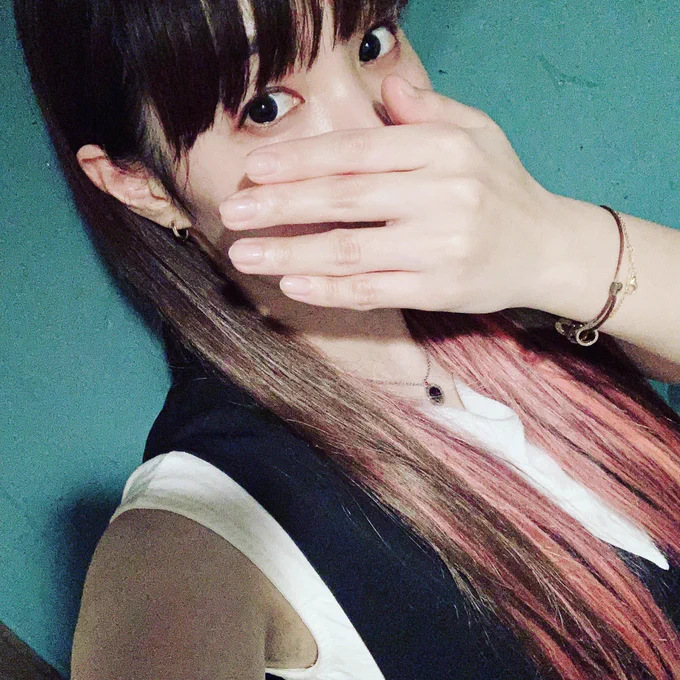 朝からノマド仕事してたらにつまってうがーーーってなって、めちゃ思いつきで飛び込みでスーパーロングにしたった?‍♀️ここ10年くらいずっとショートだったからめっちゃテンション上がったので引き続き仕事頑張る???? 