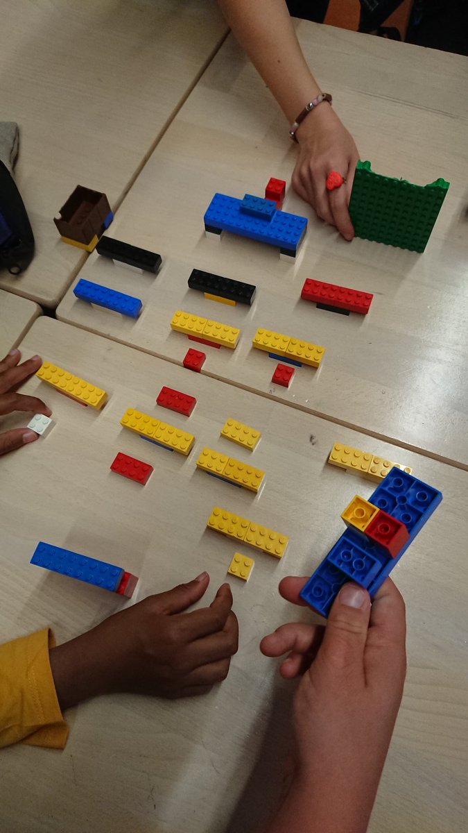 CE2CM1NOROY's tweet photo. #questionnerlemonde. Les premiers essais pour réaliser le plan de notre classe avec des legos. https://t.co/n5C7QupPOh