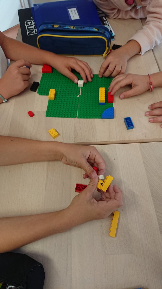 CE2CM1NOROY's tweet photo. #questionnerlemonde. Les premiers essais pour réaliser le plan de notre classe avec des legos. https://t.co/n5C7QupPOh