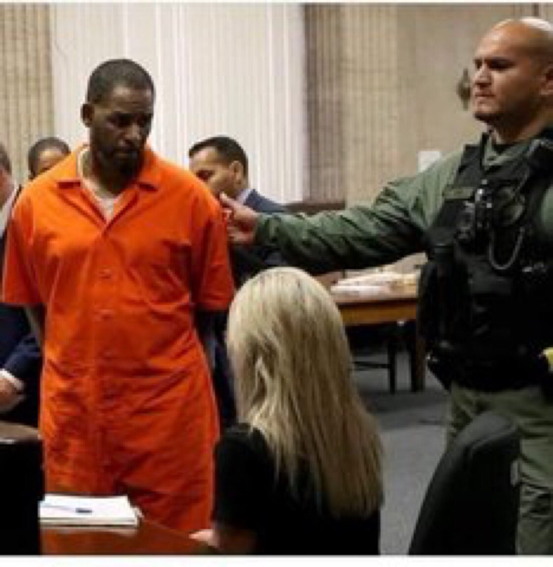 How the mighty has fallen. R.kelly looking so humble. 

He’s facing upto 20 years in jail for child pornography, statutory rape, and other sexual offenses.