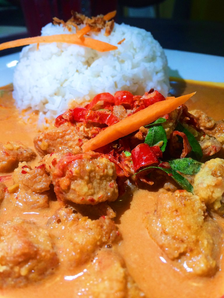 zianjavaddmalik's tweet photo. For those who love Butter Chicken w a twist of spicyness, then Thoyyib Cafe is the place for you! The Roti Sengkaya was also delightful &amp; silky smooth as expected 🤤😍 https://t.co/741yTAVnKG