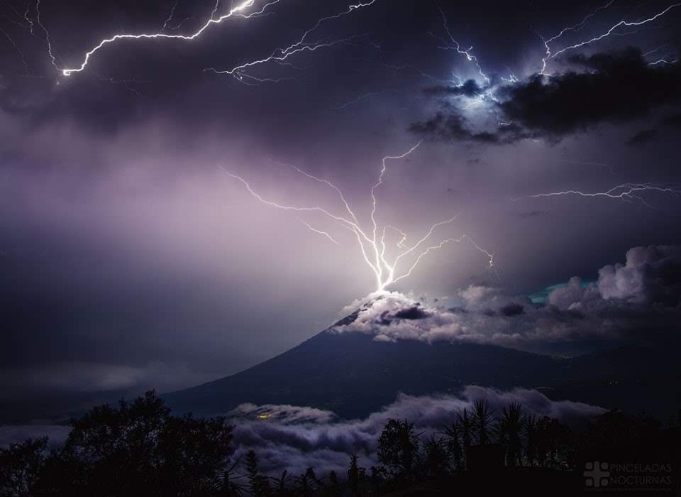 BarScienza's tweet photo. Questi #fulmini sono detti โ#upwardโ, cioรจ diretti verso lโalto, o verso le nuvole in questo caso. Quasi sempre originano dalle #antenne #TV/#radio (come nel caso del #vulcano) o dai #grattacieli, mentre รจ piรน raro osservarli in #ambienti naturali. (2/2)
#NaturalThursday https://t.co/SyCY06FFci
