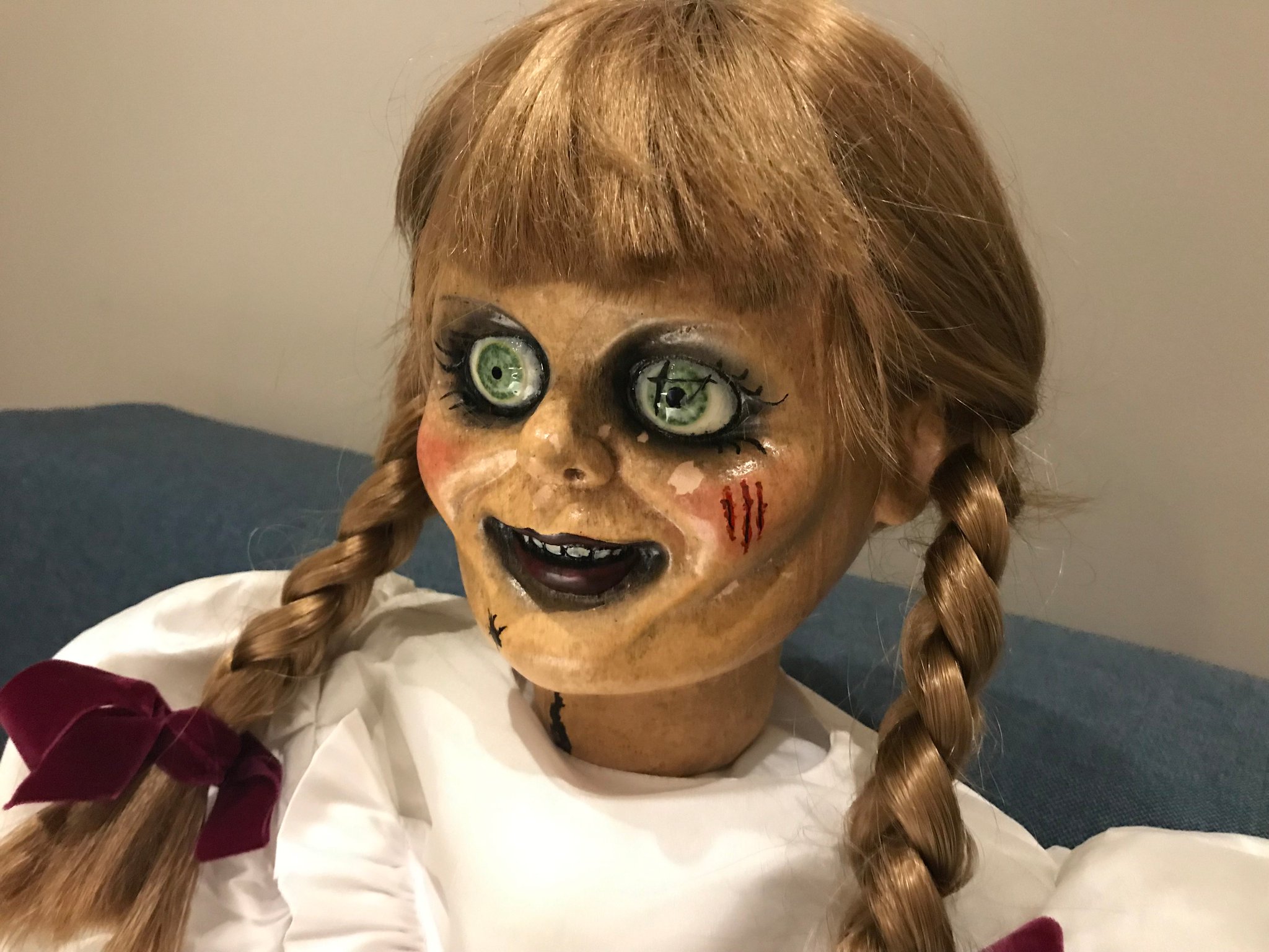 ワーナー ブラザース ジャパン アナベルに聞いてみましょう アナベルちゃんは 明日公開の アナベル 死霊博物館 しかないじゃない と自信満々です アナベル アナベル死霊博物館 アナベル暗闇営業中