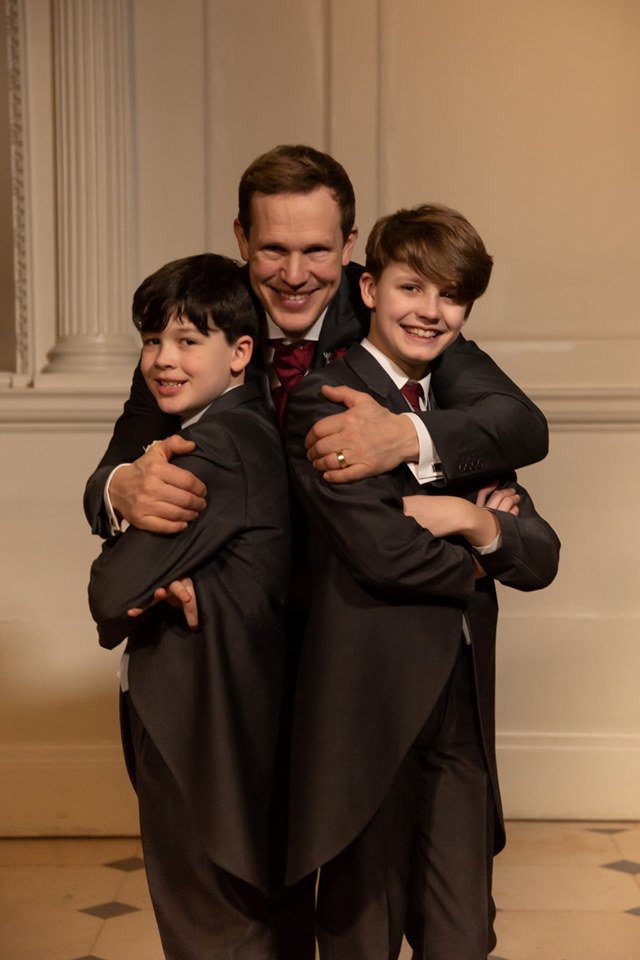 👪 Cherishing special moments with children at weddings by <a href="/MrsPandP/">Alison Tinlin</a>

Photography: <a href="/AmiLouisaPhoto/">AmiLouisaPhotography</a>
Venue: @ChicheleyHall 
Menswear: yours truly!

#wedding2020 #groom #weddingphotography #menswear