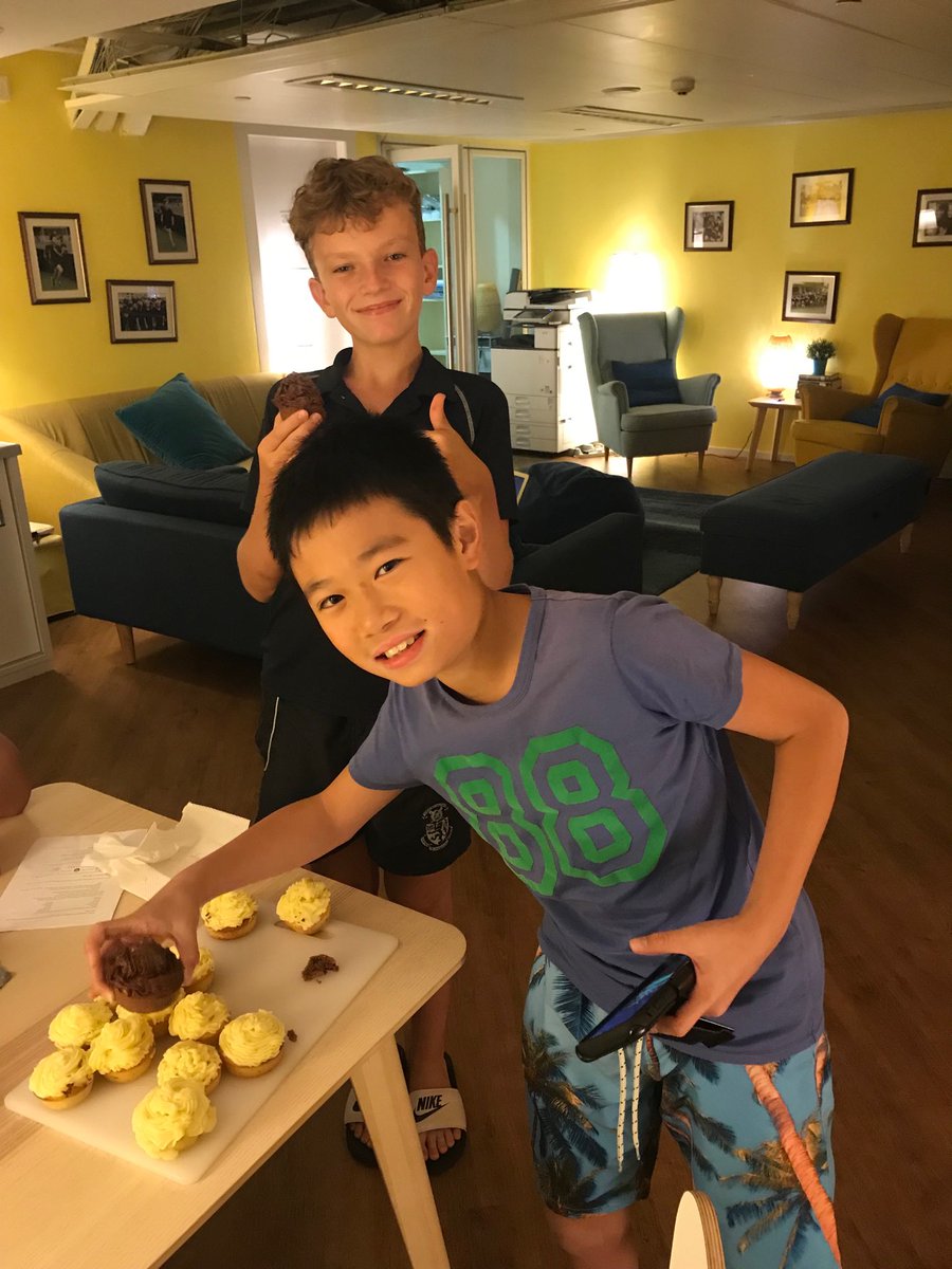 HHKSDarwin's tweet image. Thank you so much ⁦@HHKSBanks⁩ for the delicious cup cakes! #boardingcommunity ⁦@Harrow_HK⁩ ⁦@HeadHarrowHK⁩