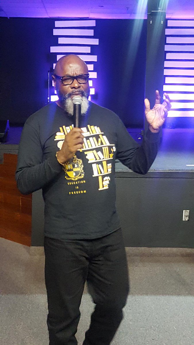 BishopLLBrandon's tweet image. Readers are leaders and leaders are readers!

Alphas, we graduate!

#GoToHighSchoolGoToCollege #APhiA #LarryBrandon