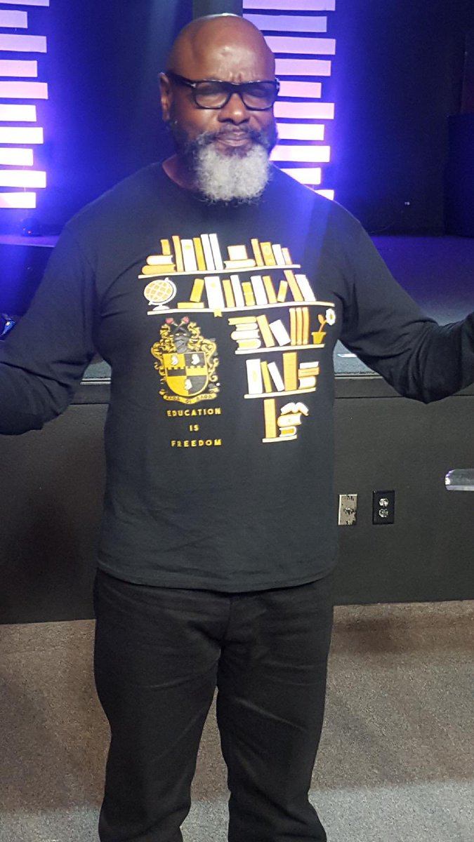 BishopLLBrandon's tweet image. Readers are leaders and leaders are readers!

Alphas, we graduate!

#GoToHighSchoolGoToCollege #APhiA #LarryBrandon