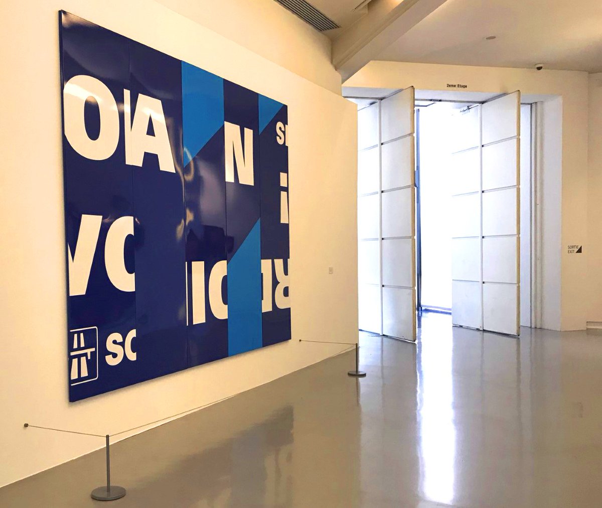 peradottopub's tweet photo. "Les panneaux Peradotto" à découvrir au MAMMAC de Nice 😀 Oeuvre de Raymond Hains.

Impression tous supports de la fabrication à la pose : https://t.co/8j6vI9GFZ0 https://t.co/6qWgCdr9kN