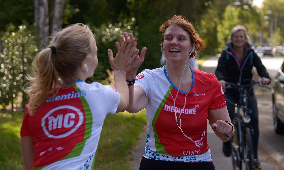 Nog maar 1 nachtje slapen! Hier een throwback naar vorig jaar, toen deze toppers van Team Medicore &amp; Friends elkaar met deze high five afwisselden bij Deventer! #socialrun2019 #medicoresocialrun #throwbackthursday #voorwiekomjijinbeweging #meedoeniswinnen #teammedicoreenfriends