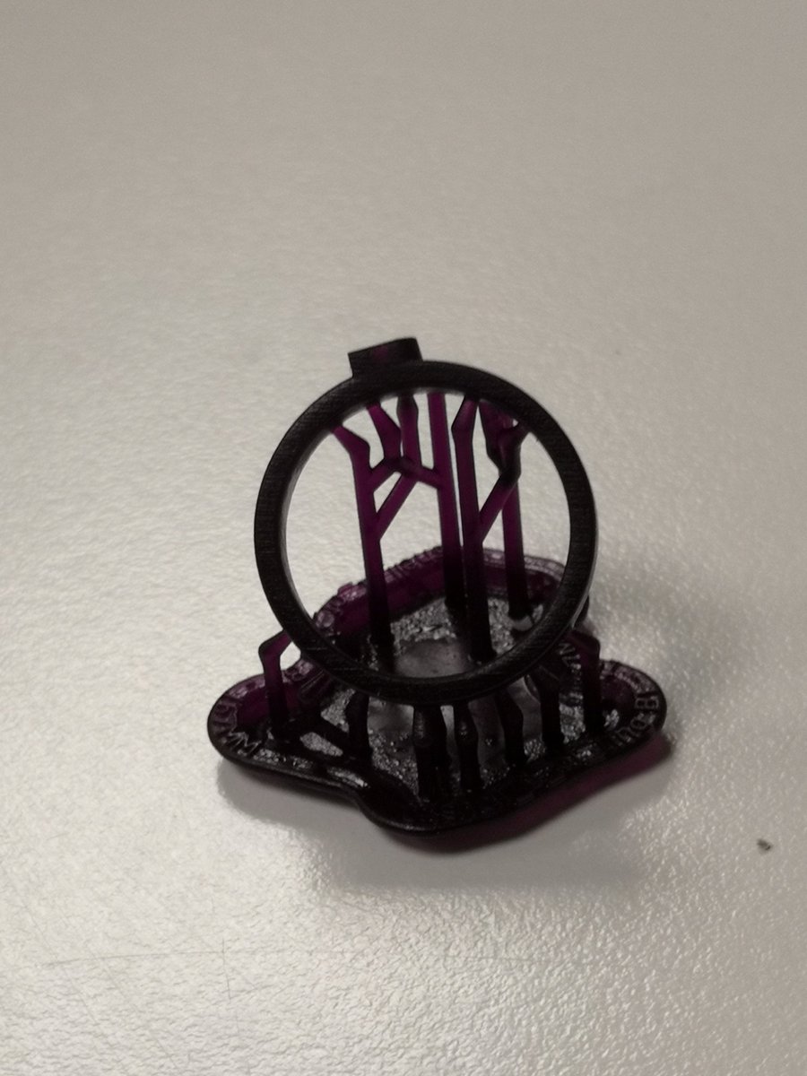 kasulat's tweet photo. La stéréolithographie, oui oui ça existe. C'est aussi une méthode de fabrication additive en 3D. #thedesignlab @_thedesignlab #MBADMB https://t.co/SAb21GQpej