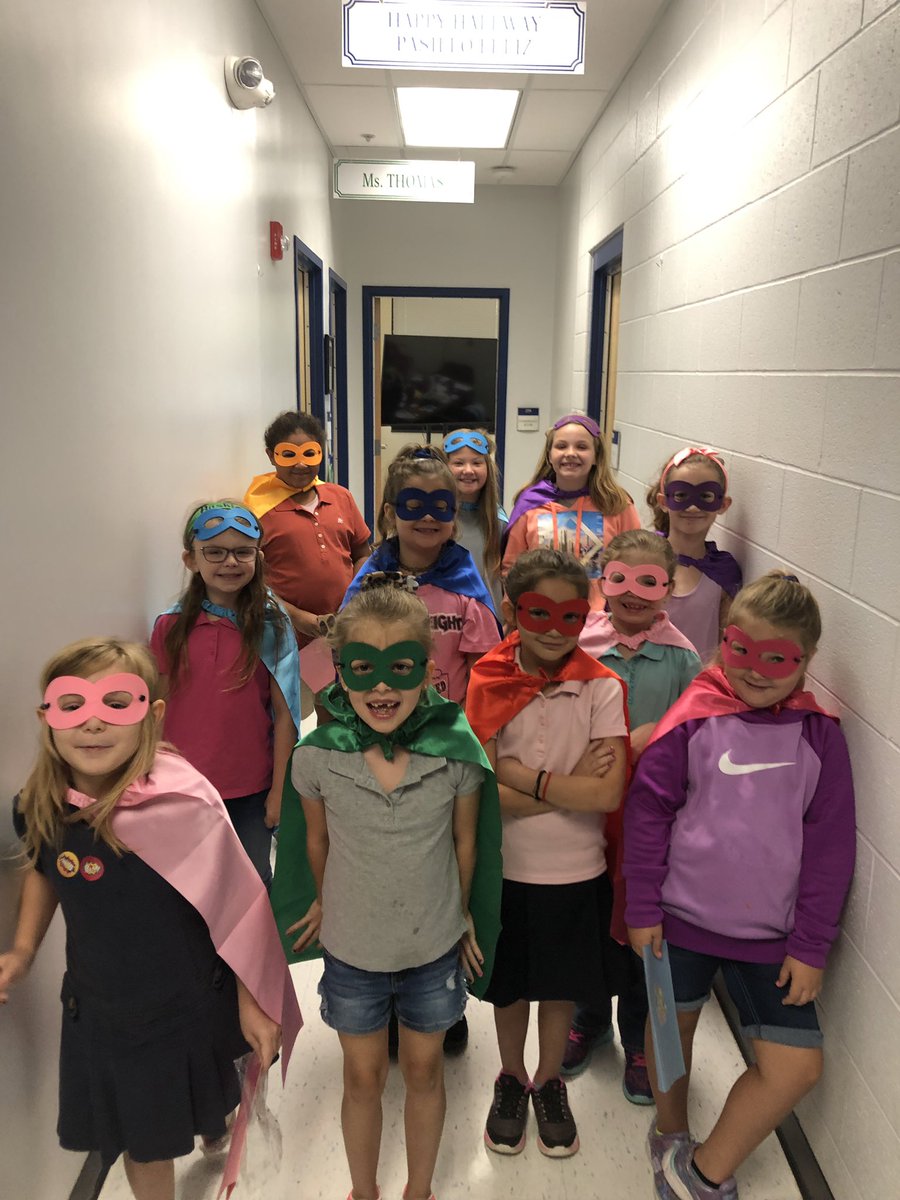 BrooksThomas6's tweet photo. This morning this Super Squad used one of their superpowers of CAREtaking to share the love by making appreciation cards and delivering them to staff. #SuperSqaud #oursuperpoweriscare #HuskyProud https://t.co/bZfBfJ6A8j