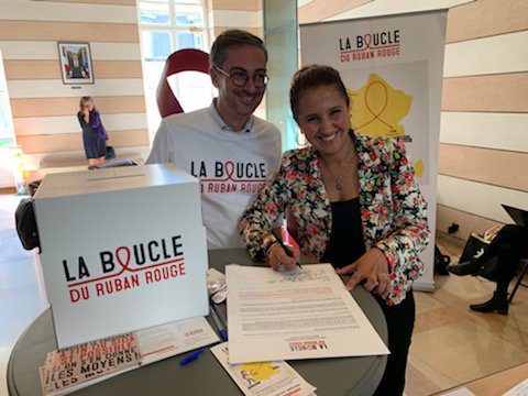 AdlaniFarida's tweet photo. Avec Jérémy qui sillonne la France à vélo pour sensibiliser à la lutte contre le sida.
Dans le cadre de
#LaBoucleDuRubanRouge j'ai signé l'appel à @EmmanuelMacron pour que la France augmente sa dotation au @globalfound
#DirectIDF #IDFSansSIDA https://t.co/fXyFV5NMuK
