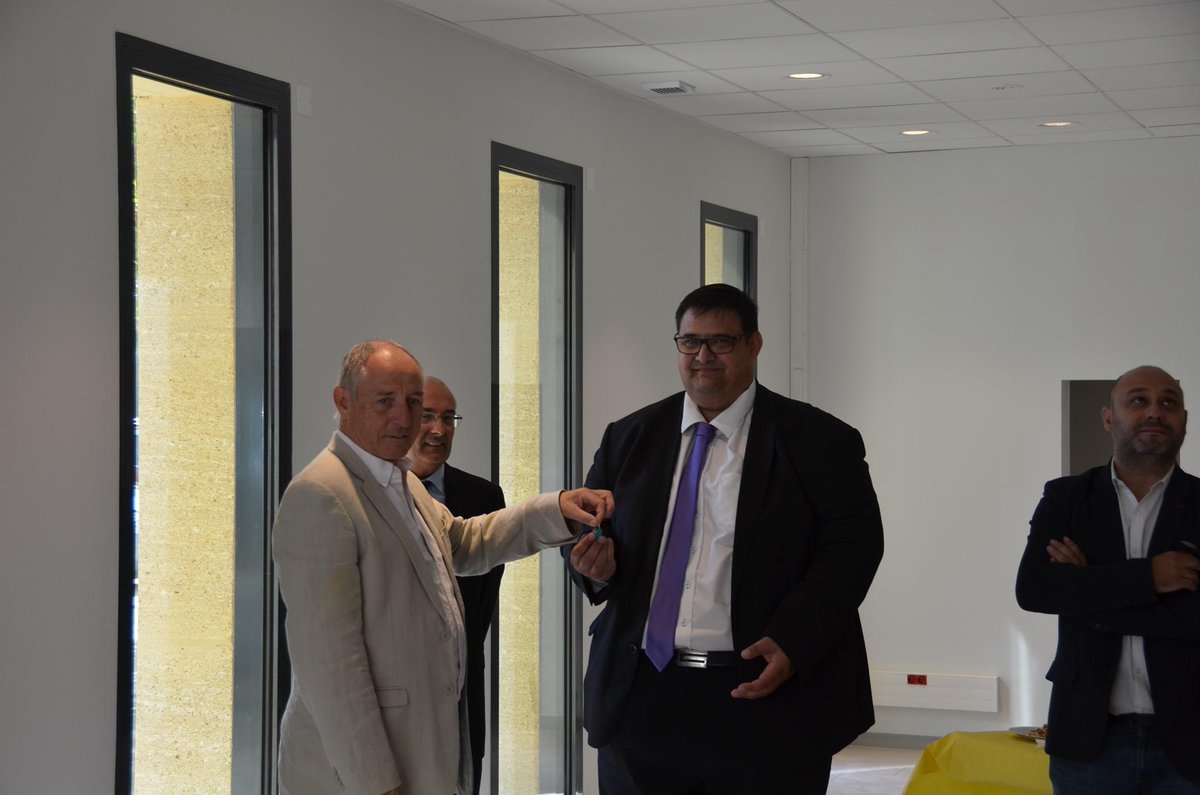 [Nouvelle Poste📨] Après un chantier record 👩‍🚒, la Ville a remis les clés du bâtiment au directeur de la future poste. serait  Ce nouvel espace située parking Chausy, sera plus facile d’accès.
 ▶️Ouverture au public ▶️fin décembre 2019👍
#ServicePublic #LaPoste #Proximité