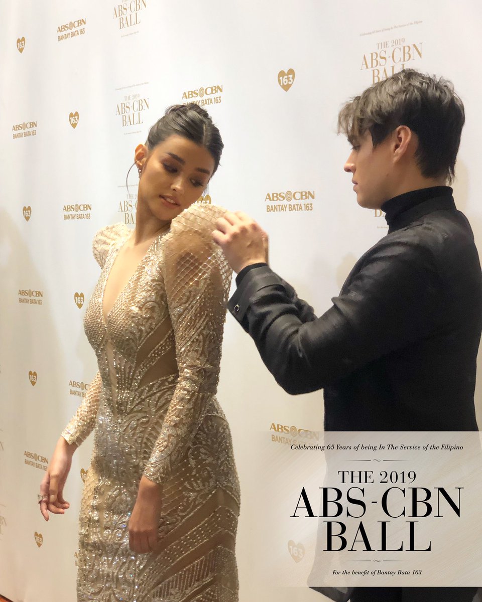 Sweet moment from @lizasoberano @enriquegil17 at the #ABSCBNBall2019