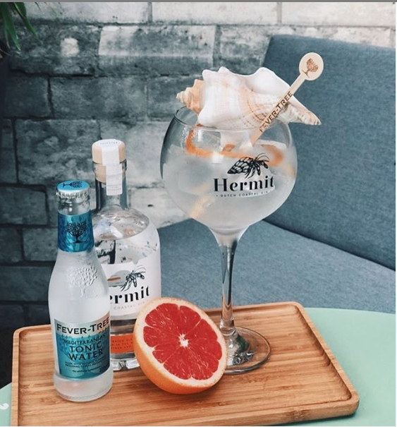 just a few hours left till it’s weekend, a good excuse to drink this Hermit gin tonic🍹

#gintonic #hermit #ginlovers #zebedeus #thehague #drinkspiration #dutchgin