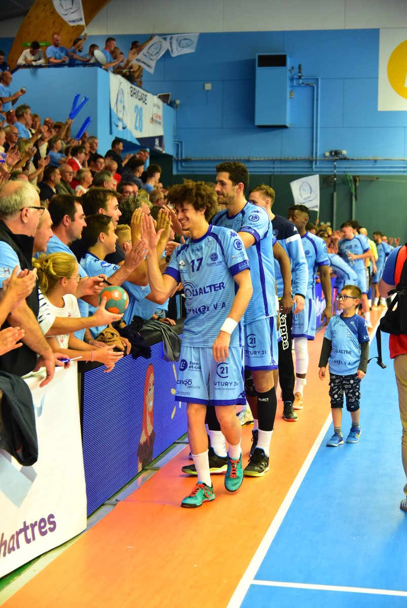 LNHofficiel's tweet photo. Communion, ambiance, partage entre spectateurs et joueurs sont aussi les maîtres mots de la Lidl Starligue 😍👍👏 #VibronsPlusFort https://t.co/hMLtQENhlm