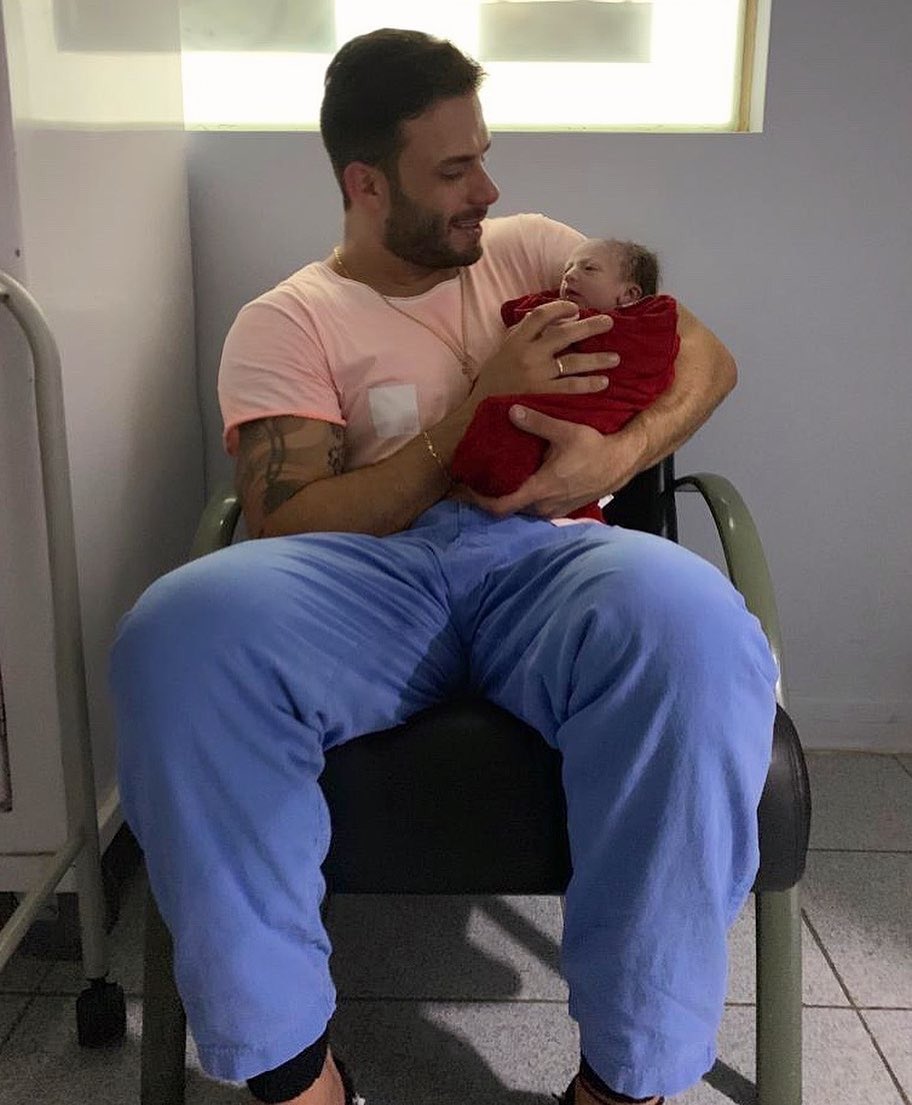 rodrigomarim's tweet photo. Tudo é tão perfeito quando o mundo inteiro se encaixa em seus braços. 👶🏻♥️ #MarianaMarim Obrigado por todas as mensagens, eu a Fran estamos radiantes de alegria! https://t.co/pplSpCqWKw