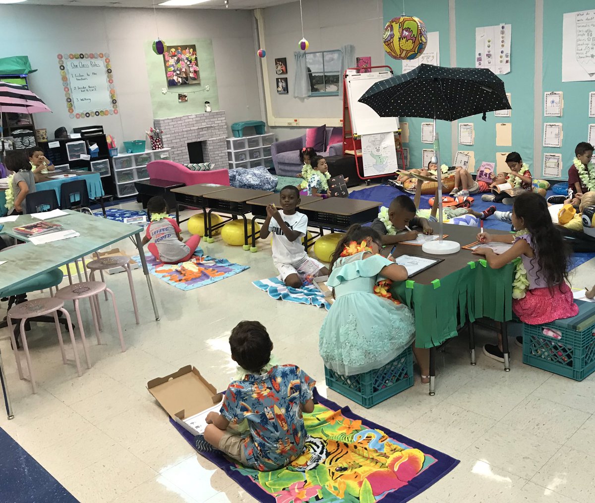 ewaldsclass10's tweet photo. Reading and writing in first grade by the pool. #rockyourschool2019 #OHThoot4themoon https://t.co/2T77YQfELY